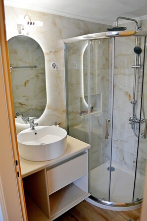 Estudio Deluxe | Baño | Amenidades de baño de diseñador, secadora de cabello, toallas 