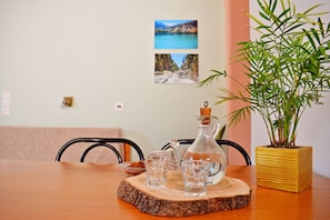 高级公寓 | 起居区 | 32-英寸纯平电视（配备卫星频道）、LED 电视、书