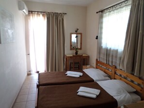 Szoba két külön ággyal, 2 egyszemélyes ágy, nemdohányzó | Széf a szobában, sötétítőfüggöny, ingyenes wifi és ágynemű