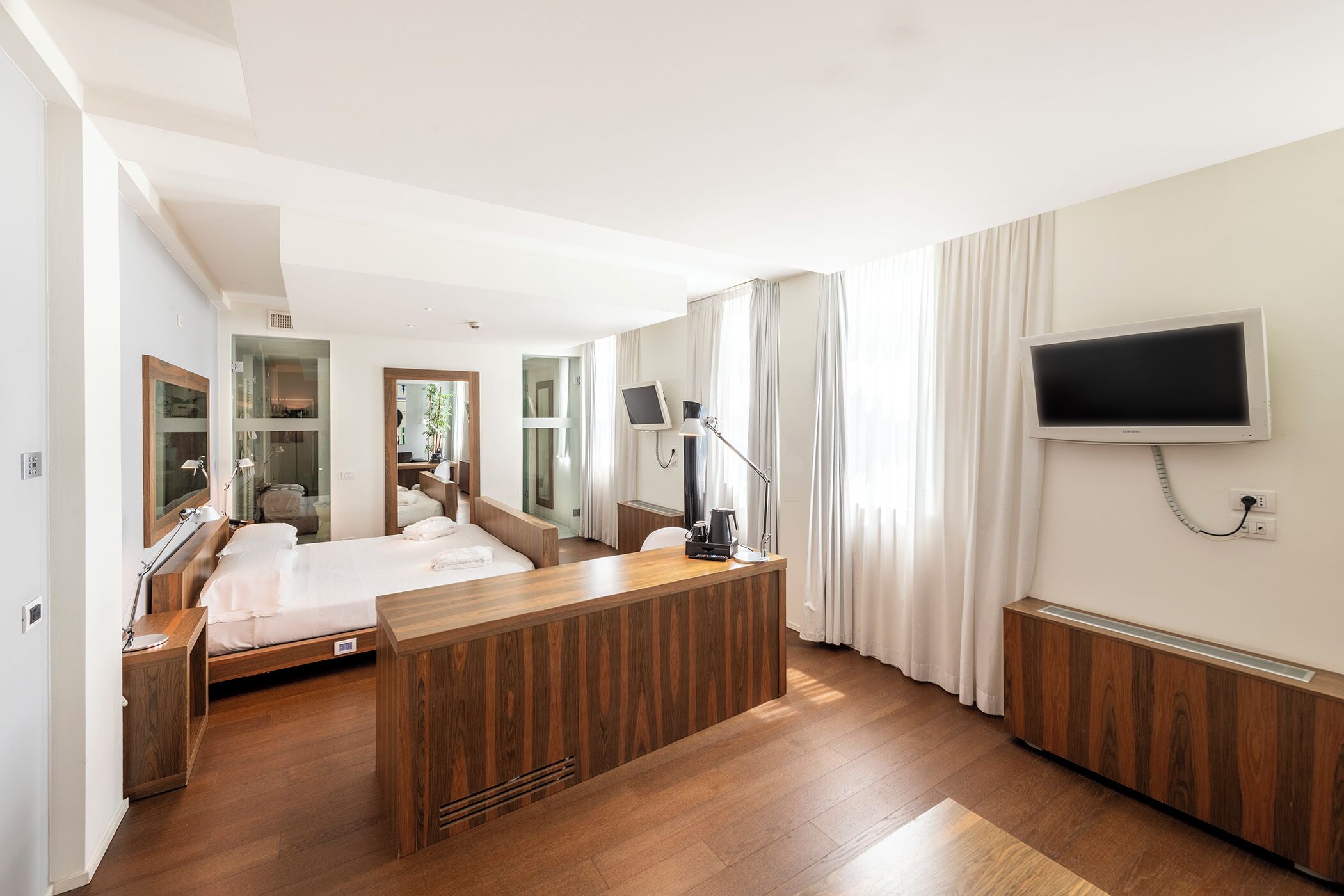 superior suite | 1 bedroom, premium bedding, down duvets, minibar