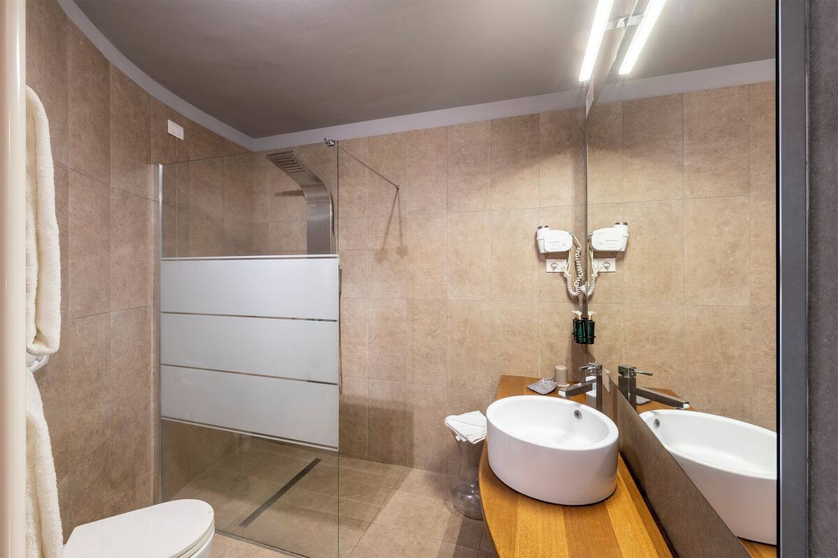 deluxe room, annex building | bathroom | free toiletries, hair dryer, slippers, bidet