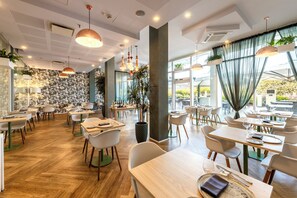 Aperto a colazione, cucina internazionale, con vista sul giardino 