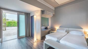 Habitación Deluxe, en edificio contiguo | Ropa de cama de alta calidad, edredón y minibar