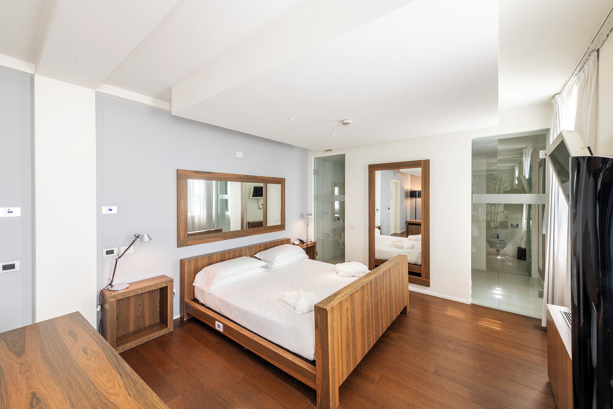 superior suite | 1 bedroom, premium bedding, down duvets, minibar