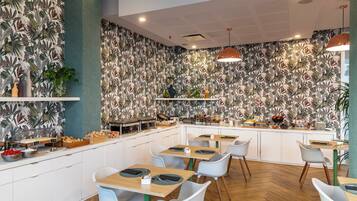 Se ofrece un desayuno continental (15 EUR por persona)