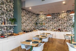 Päivittäinen mannermainen aamiainen (15 EUR per henkilö)