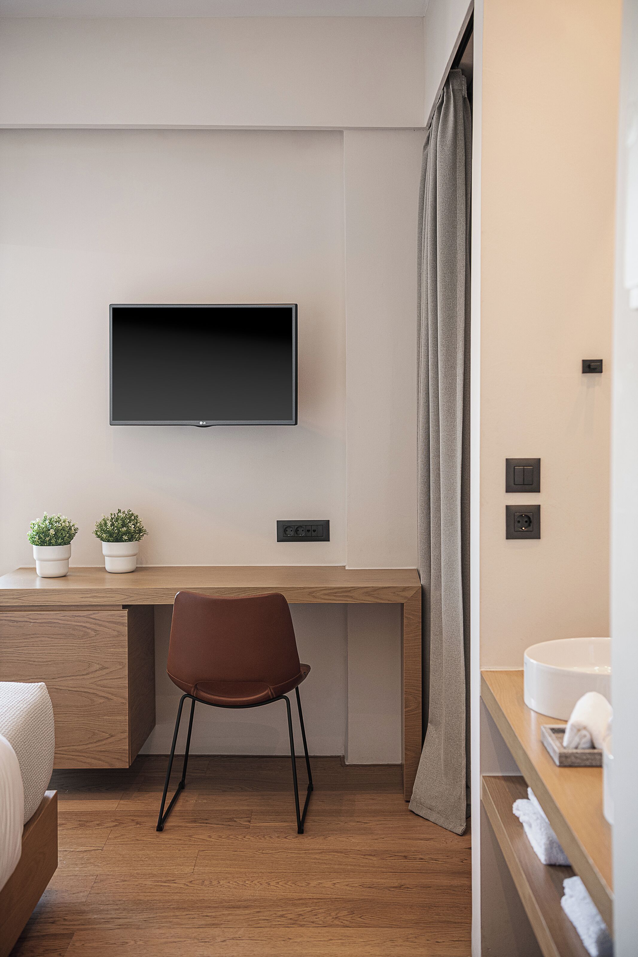 Deluxe driepersoonskamer | Een bureau, een laptopwerkplek, geluiddichte muren