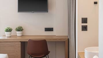 Deluxe driepersoonskamer | Een bureau, een laptopwerkplek, geluiddichte muren