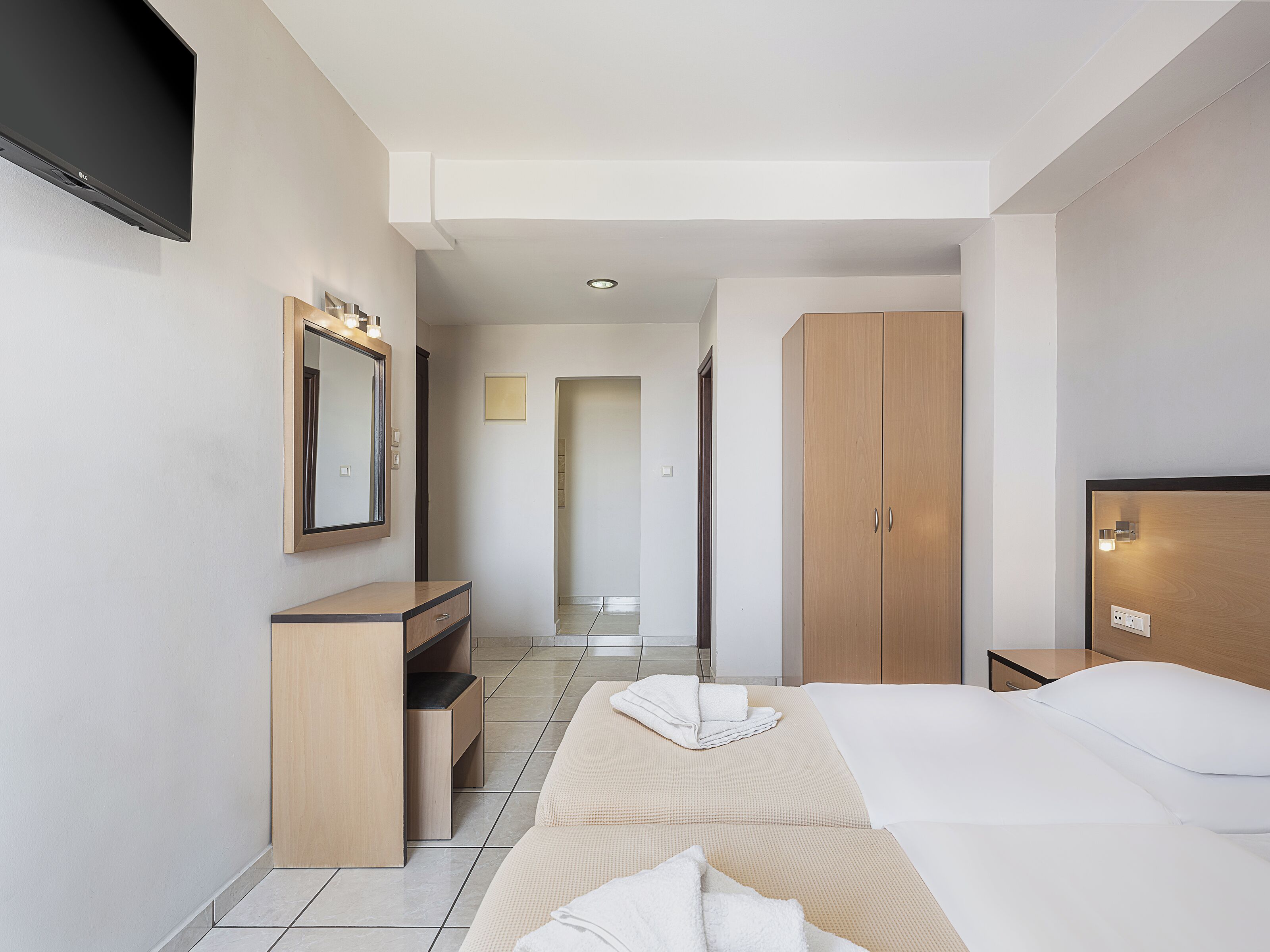 Habitación con 2 camas individuales | Escritorio, espacio para trabajar con laptop y insonorización 