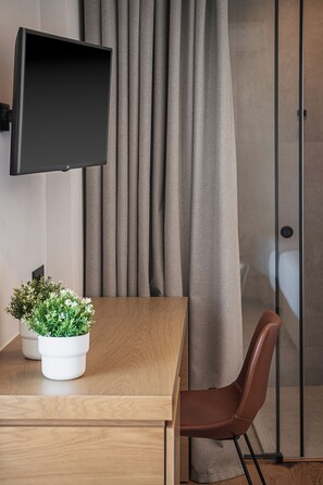 Habitación triple Deluxe | Escritorio, espacio para trabajar con laptop y insonorización 