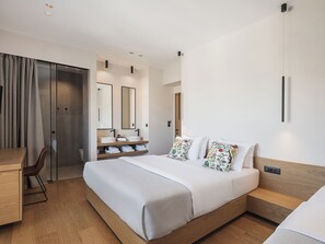 Habitación triple Deluxe | Escritorio y espacio para trabajar con un portátil