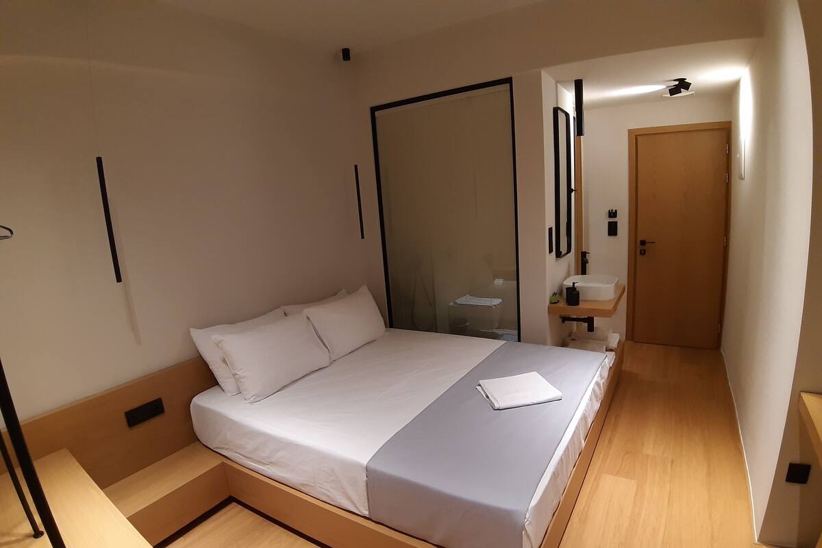Deluxe Double Room | Desk, laptop workspace, soundproofing, iron/ironing board