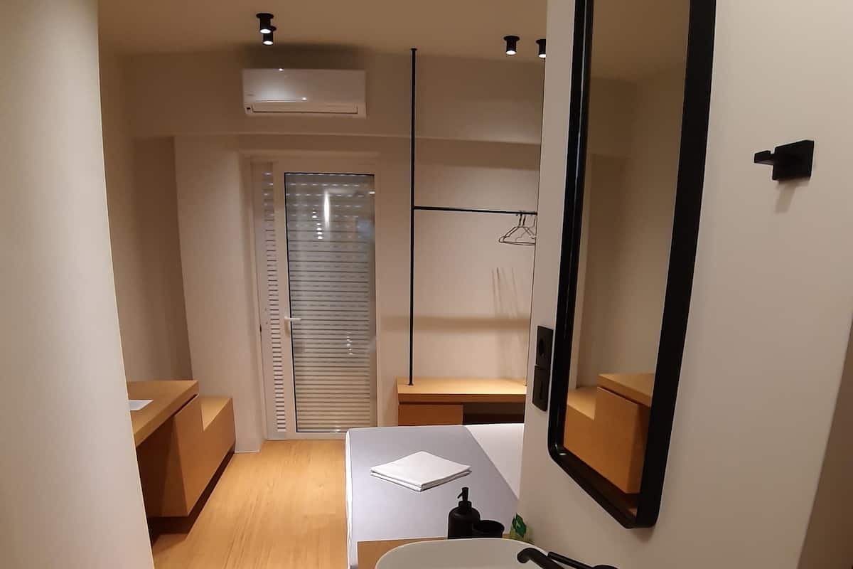 Deluxe Room | Desk, laptop workspace, soundproofing, iron/ironing board