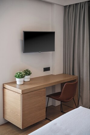 Deluxe trippelrum | Skrivbord, arbetsyta för laptop, ljudisolering och strykjärn/strykbräda