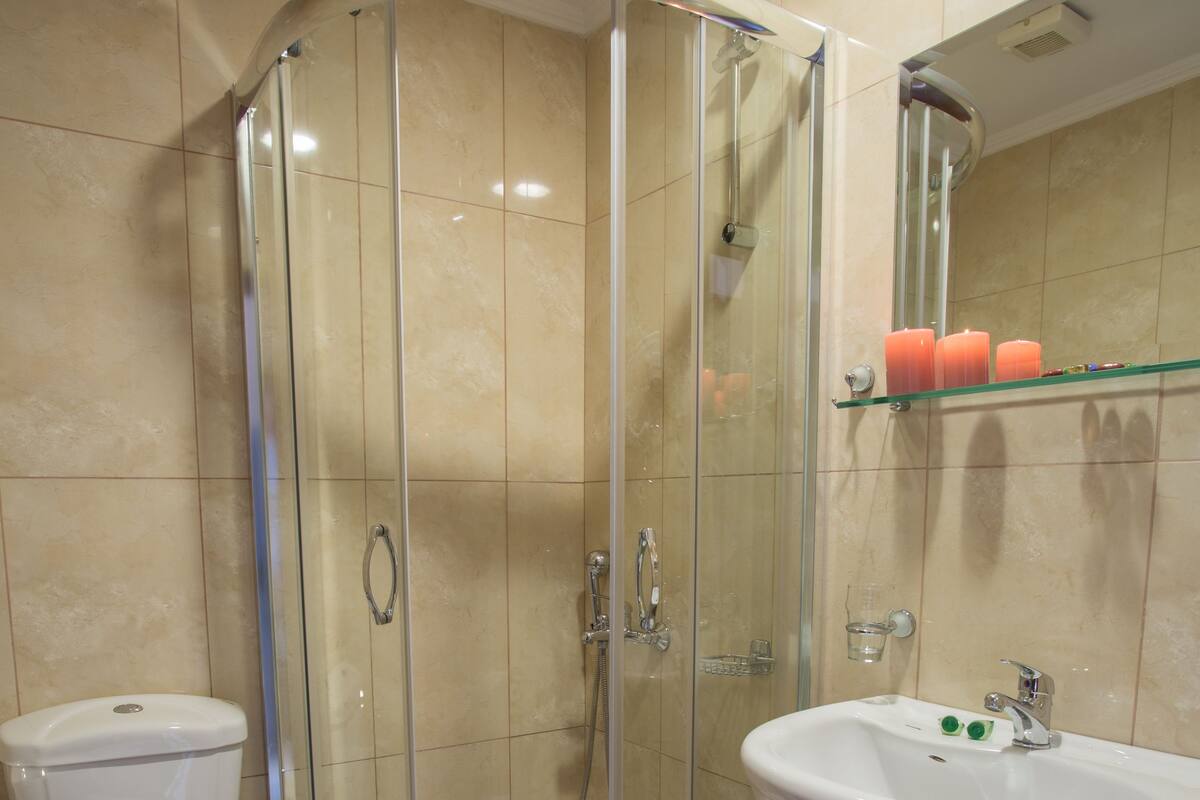 Twin Room | Bathroom | Shower, free toiletries, hair dryer, towels
