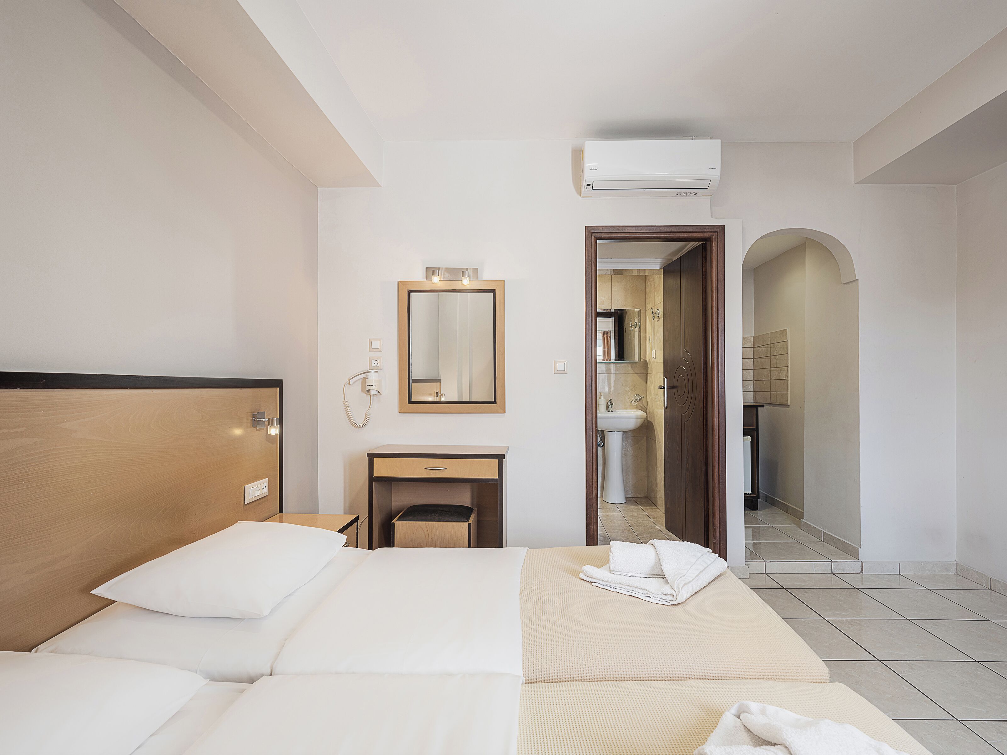 Habitación económica con 2 camas individuales | Escritorio, espacio para trabajar con laptop y insonorización 