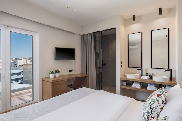 Tremannsrom – deluxe | Skrivebord, skrivebord for bærbar PC, lydisolert og strykejern/-brett