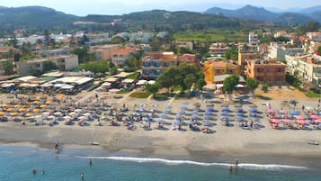 Plage, chaises longues, parasols