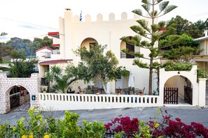 Front of property - Kastro Apartments (Mylopotamos)