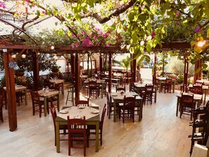 Se sirven desayunos, comidas, cenas y cocina griega con vista al jardín