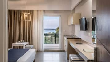 Estudio, vista al mar, planta baja | Caja de seguridad en la habitación y escritorio