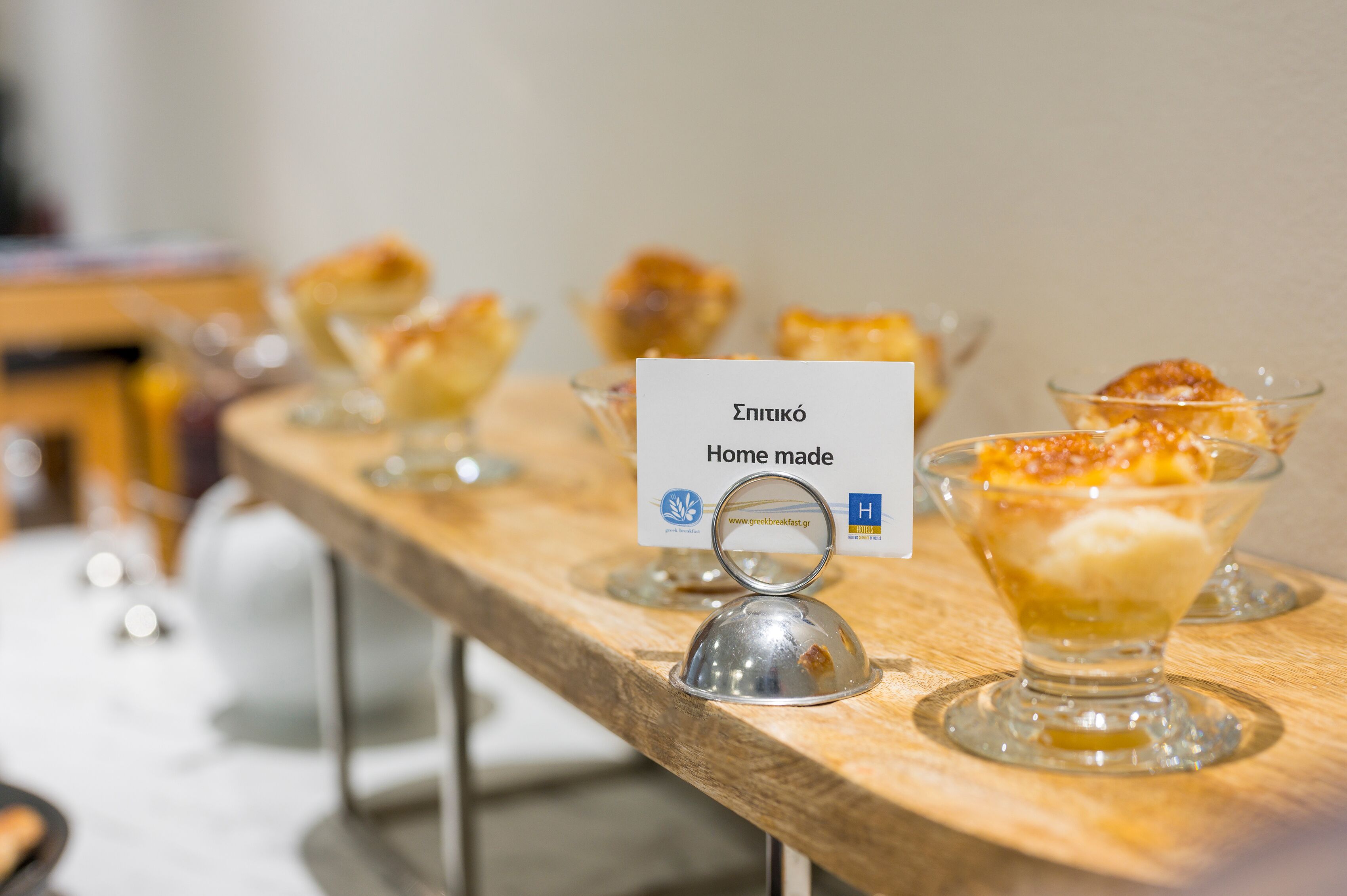 Une table en bois présente une variété de desserts, et une pancarte indique : « Fait maison ».