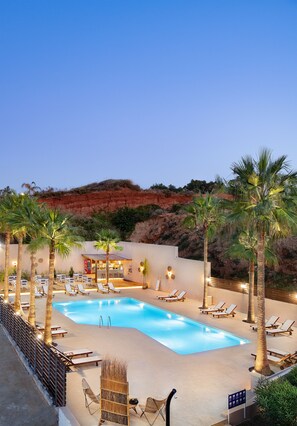 Seasonal outdoor pool, pool umbrellas, sun loungers - Sea View Hotel & Apartments (Chania)