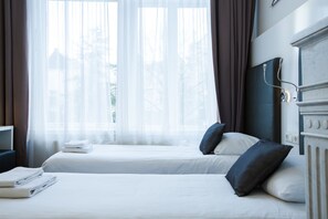 Quarto casal standard | Cofres nos quartos, escrivaninha, cortinas blackout