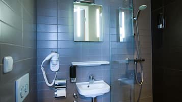 Habitación triple (Budget) | Baño | Regadera, secadora de cabello, toallas, jabón