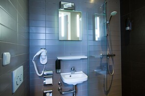 Dreibettzimmer (Budget) | Badezimmer | Dusche, Haartrockner, Handtücher, Seife