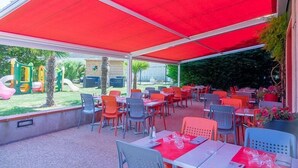 Outdoor dining - As'Appart (Artenay)
