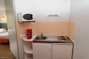 Fridge, microwave, stovetop, coffee/tea maker