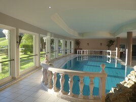 Piscina interna, piscina externa sazonal, guarda-sóis, espreguiçadeiras