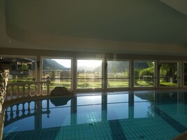 Piscina interna, piscina externa sazonal, guarda-sóis, espreguiçadeiras