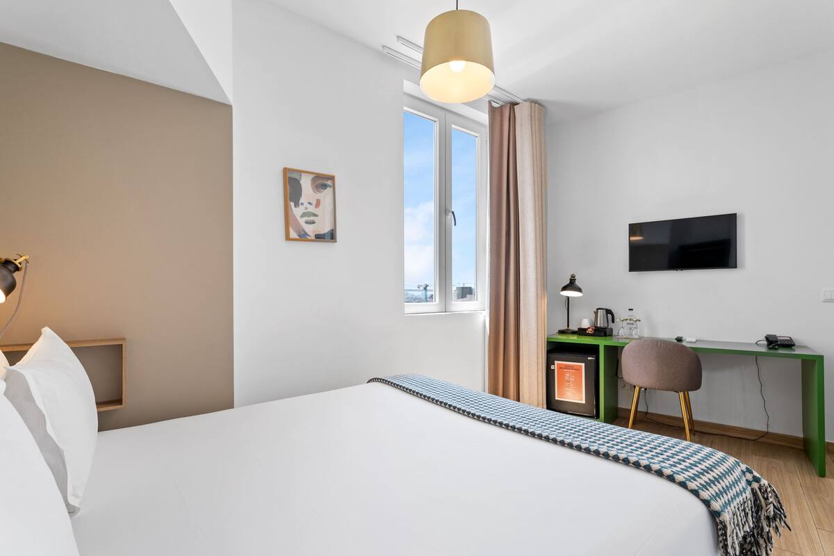 Double Room with View | 1 ห้องนอน, เครื่องนอนป้องกันสารก่อภูมิแพ้, มินิบาร์, ตู้นิรภัยในห้องพัก