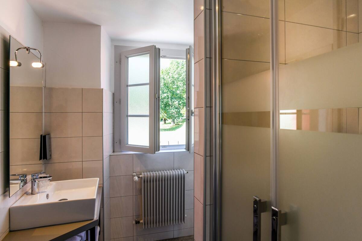 free toiletries, towels