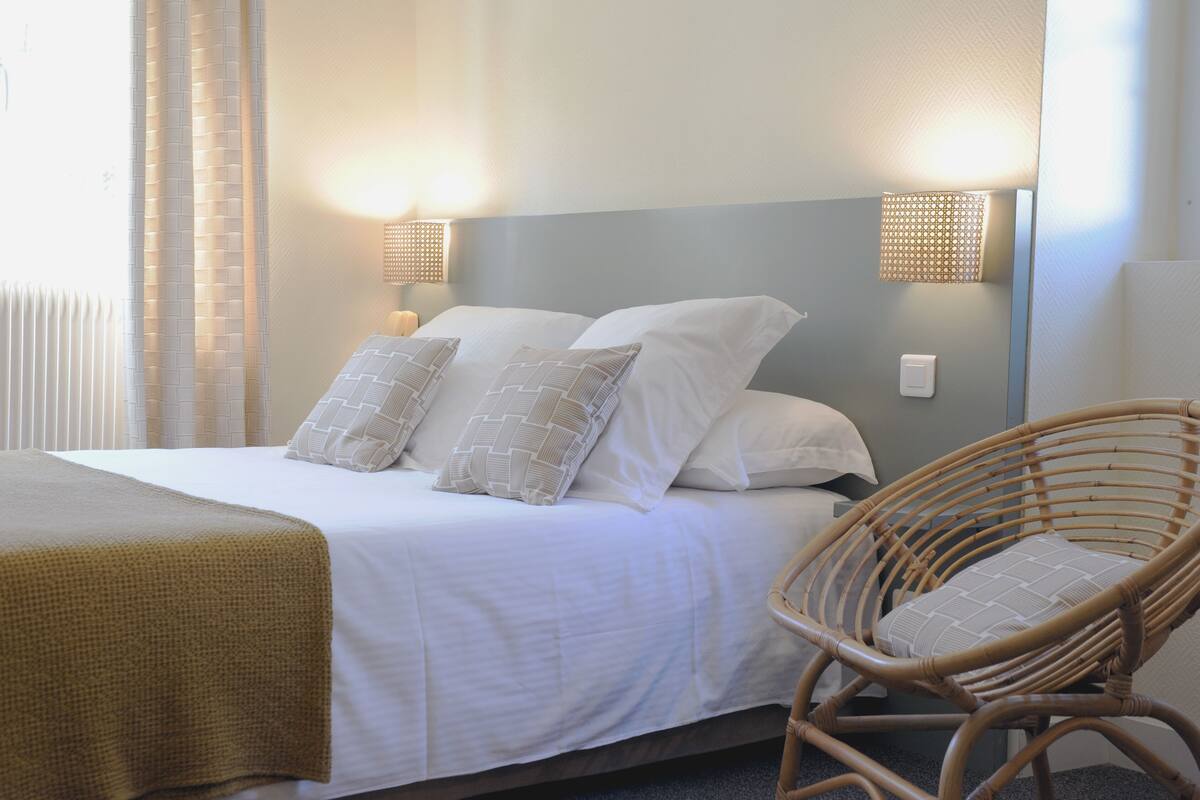 family room | desk, iron/ironing board, free wifi, bed sheets