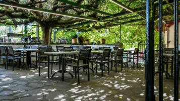 S'hi serveixen dinars, sopars i plats de cuina local