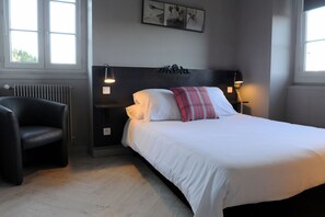 Standard Double Room | Desk, iron/ironing board, free WiFi, bed sheets - Hôtel du Chêne (Itxassou)