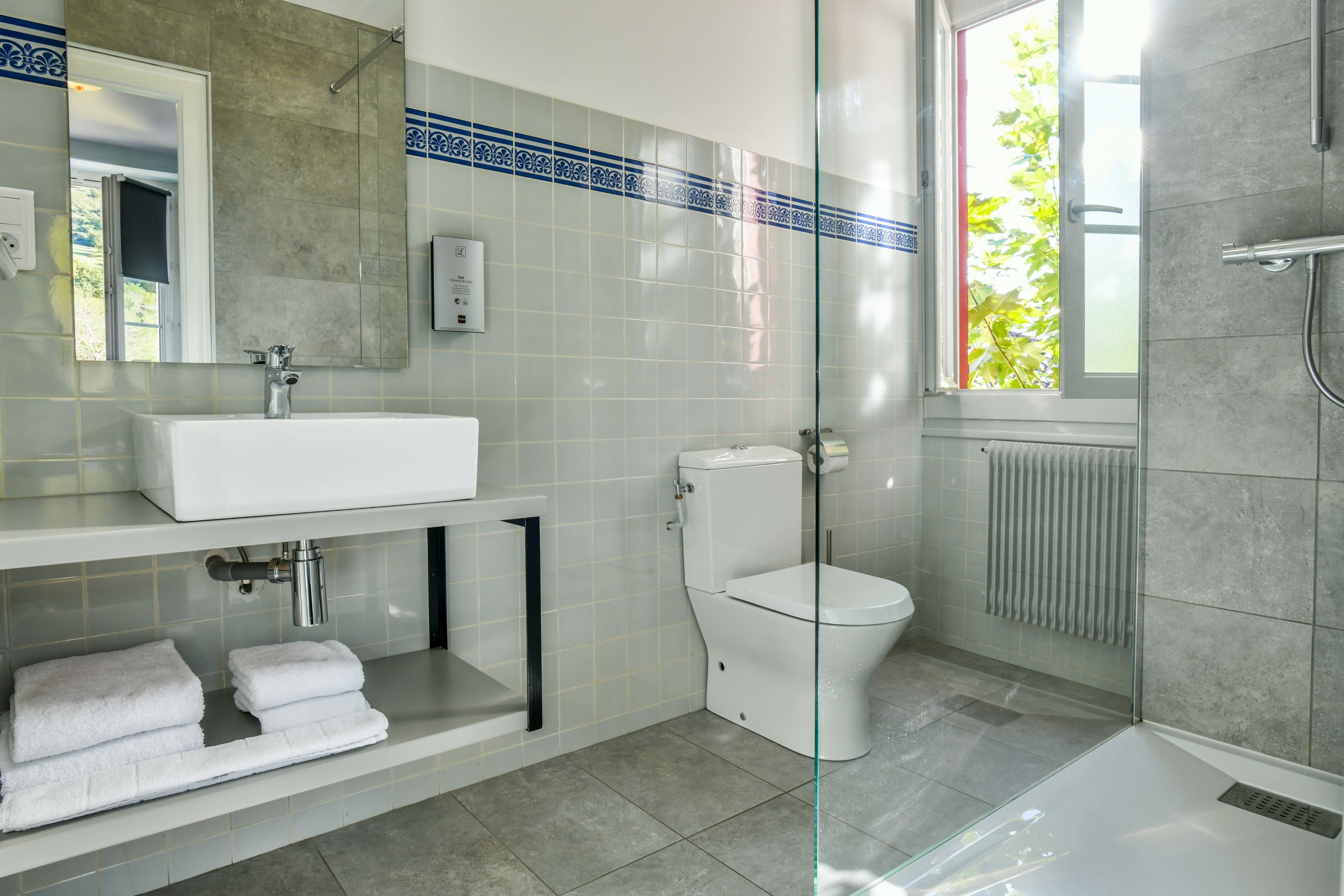 free toiletries, towels