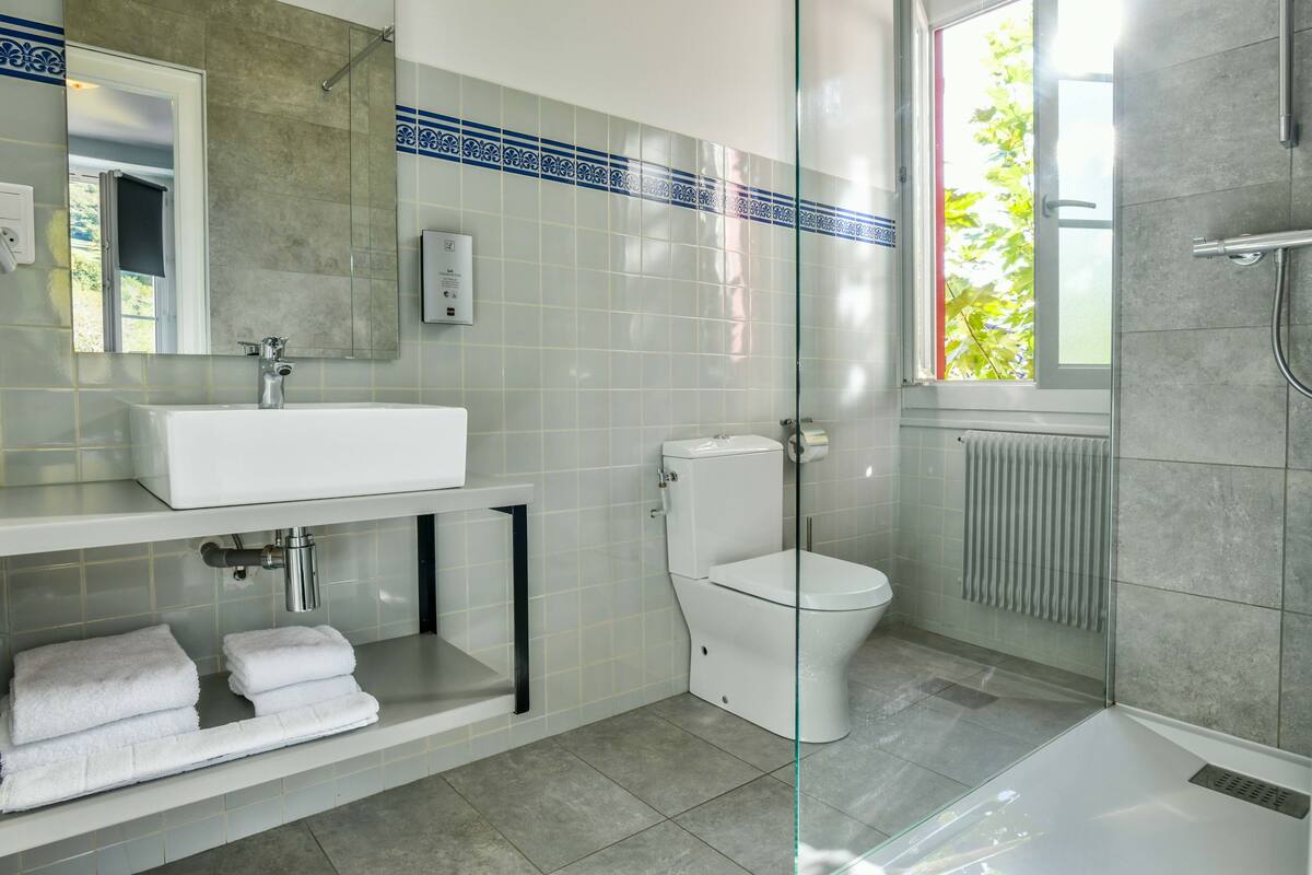 free toiletries, towels