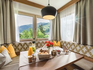 Appartement, 2 chambres, terrasse (Torspitz) | Coin séjour | Télévision à écran plat, table de tennis de table