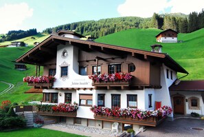 Front of property - Schöne Aussicht Apartments (Tux)