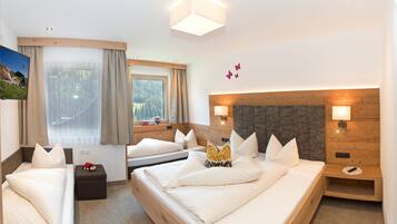 Appartement, 1 slaapkamer, balkon (Höllenstein) | Hypoallergeen beddengoed, donsdekens, een kluis op de kamer