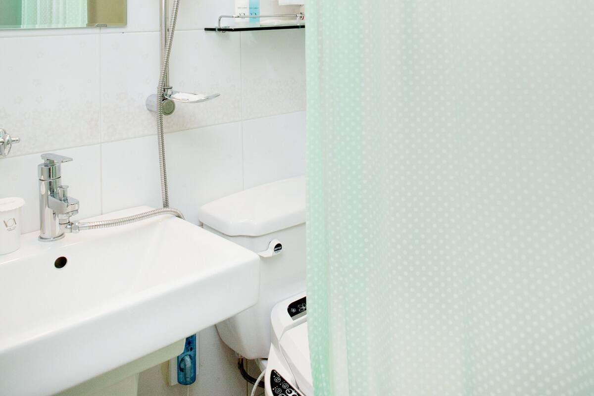 Bilik Mandi | Pancuran mandi, kelengkapan dandanan diri percuma, pengering rambut