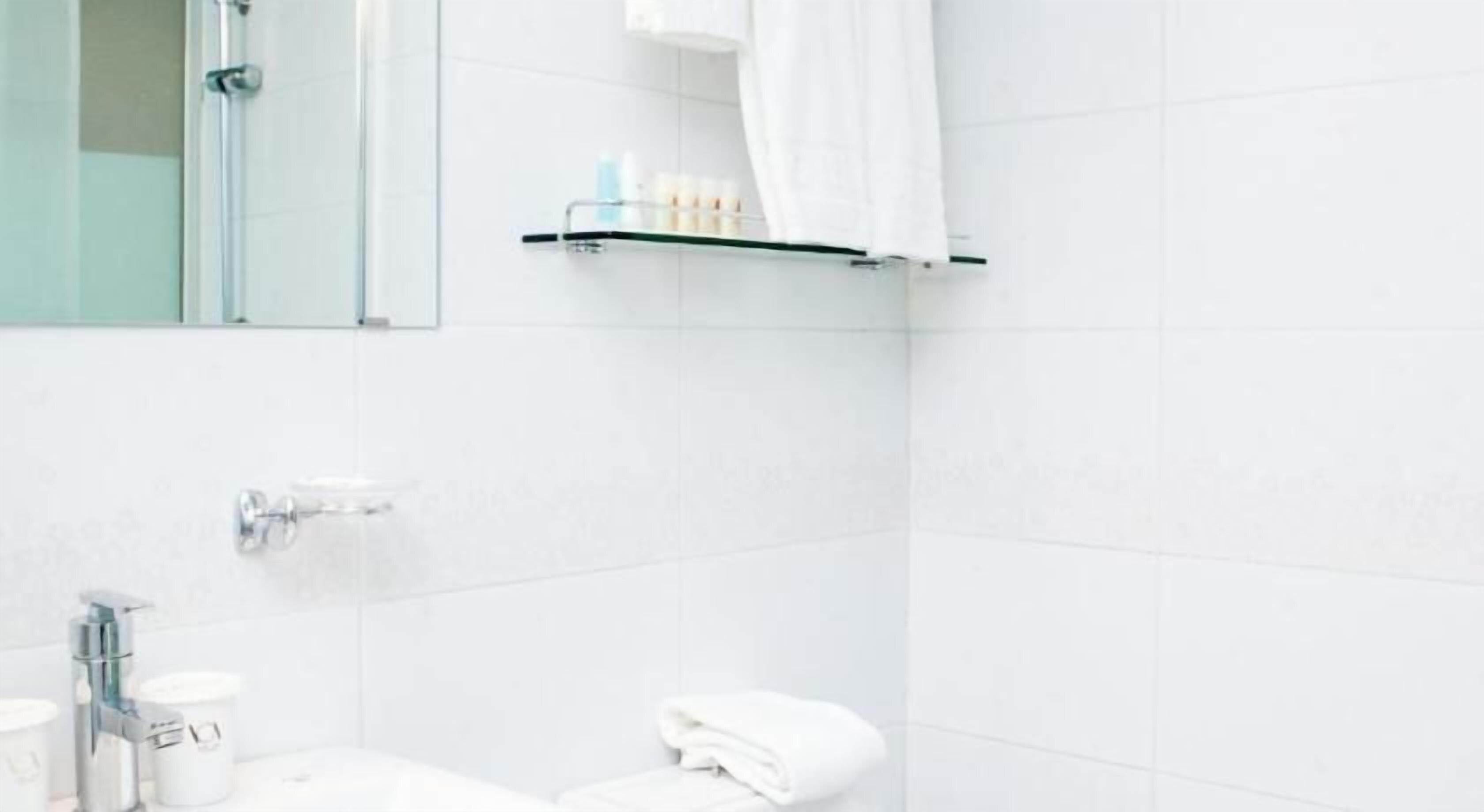 Bilik Mandi | Pancuran mandi, kelengkapan dandanan diri percuma, pengering rambut 