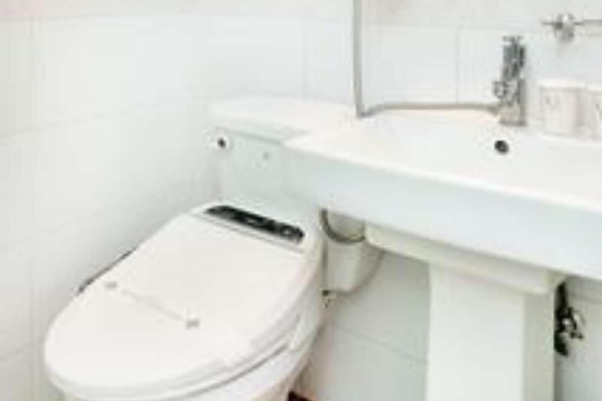 Salle de bain | Douche, articles de toilette gratuits, sèche-cheveux, chaussons