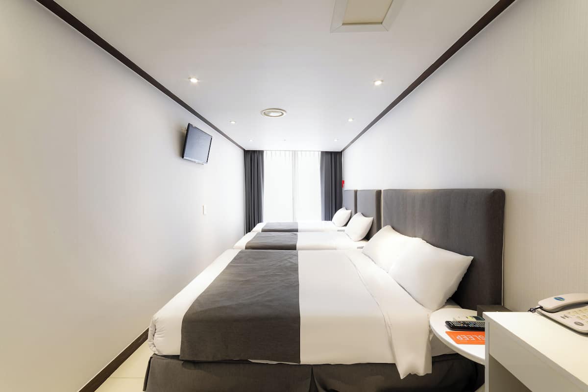 Family Room | In-room safe, desk, soundproofing, free WiFi