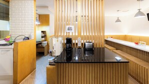 Eine moderne Küche mit einer Holzwand, einer Kaffeemaschine und einem Toaster.
