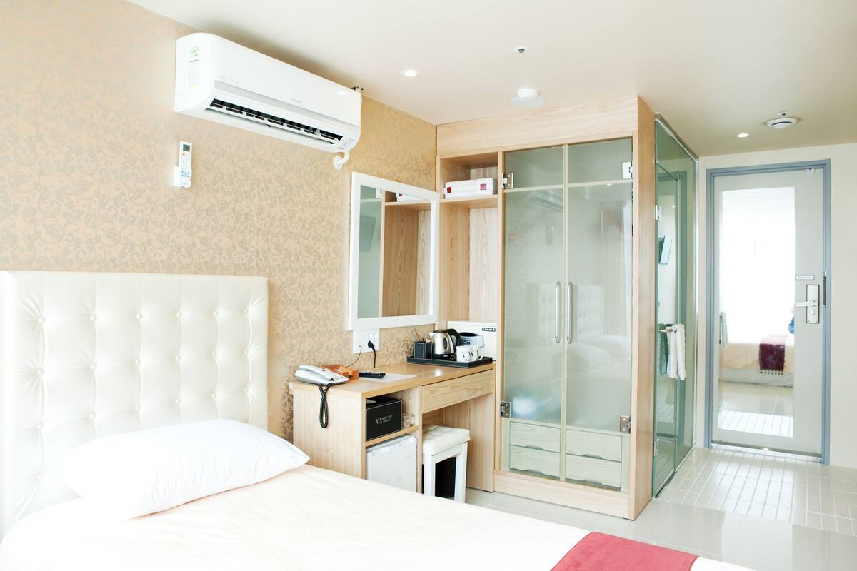 In-room safe, desk, soundproofing, free WiFi